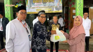 JELANG RAMADAN, SD MUHAMMADIYAH 9 BANJARMASIN BAGIKAN 250 PAKET SEMBAKO