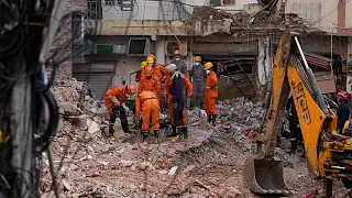 Nuova Delhi, crolla ostello: sette morti, soccorritori cercano superstiti