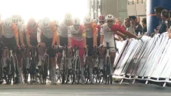 Indoor Radrennen: Mit 60 km/h durch Produktionshalle