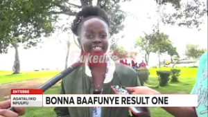 Ученицы средней школы для девочек в Энтеббе были в восторге, успешно сдав все экзамены.