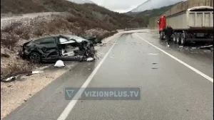 Aksident i rëndë në Rrugën e Arbrit, makina ndahet në dy pjesë, tre persona nisen drejt Traumës