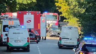 Pamatykite: ištrauktas į tvenkinį įskriejęs automobilis – vairuotoją pavyko atgaivinti