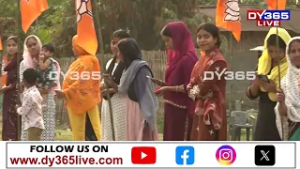 বিজেপিৰ জন আশীৰ্বাদ যাত্ৰাৰ সময়ত ৰাজপথত বিজেপিৰ পতাকা লৈ সংখ্যালঘু মহিলা।