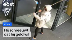 Man op waterschoenen mishandelt pinner met lange bamboestok | RTV Oost