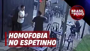 Policial aponta arma para dois homens em ato homofóbico