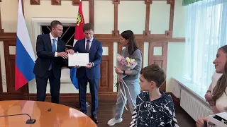 First residents receive keys to new apartments under urban development program in Vladivostok.