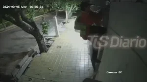 Filmado mientras robaba en una esquina transitada de Capital