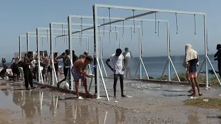 Migranti: a Ceuta accampamenti in spiaggia con tende, docce e servizi