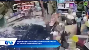 Mujer se mete a toda la velocidad en un supermercado por confundir los pedales del carro