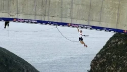 África do Sul: atleta percorre 600 barras fixas sob ponte de 216 metros