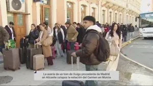Centenares de viajeros afectados en la estación de Murcia del Carmen tras la cancelación de un tren