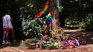 Berlín presenta un banco arcoíris en homenaje a las víctimas del ataque al Orgullo LGTBIQ+