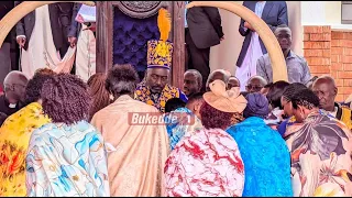 Omukama Edward Rukidi Nyabongo I ne Omugo Rebecca Amoding nga batuuka awategekeddwa emikolo