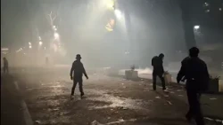 Tensionet në protestë, protestuesit përleshen me policinë
