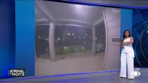 Caminhonete em alta velocidade "voa" e atinge casa nos EUA