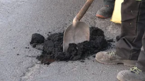 Sok a kátyú, megkezdték az ideiglenes javításokat