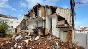 Casa cortada ao meio. Uma das imagens impressionantes dos estragos da Kristin