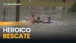 Un reportero rescata de ahogarse a un hombre atrapado por las inundaciones