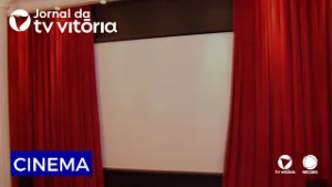 Aposentado que tem cinema dentro de casa viraliza e mostra paixão pelo audiovisual.