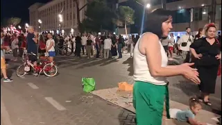 Top Channel/ Vihet në mes të bulevardit pankarta: Studentë protestojnë. Nuk mungon vargu i letrave