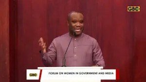 ?? Феликс Квакие Офосу выступает на форуме, посвященном женщинам в правительстве и СМИ.