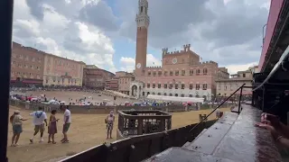 Palio di Siena: pioggia improvvisa in piazza del Campo