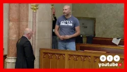 Botrány a parlamentben, ki kellett dobni a páholyból Szabó Bálint trombitást