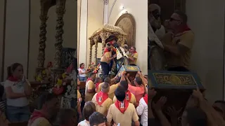 San Calogero greets the faithful and is placed on the vara
