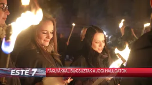 Fáklyákkal a kezükben vonulva búcsúztak az egyetem hallgatói