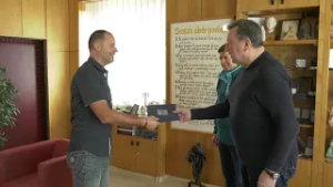 Pamätný list a plaketa pre cestovateľa Roberta Devečku