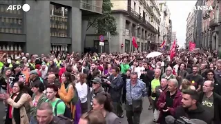 A Madrid folla in piazza per la casa: corteo verso il Parlamento durante l’esame dei decreti