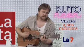 Ruto Neón performs 'Bailar llorando' live on La 7 🎸 Full interview with Bruno | La 7