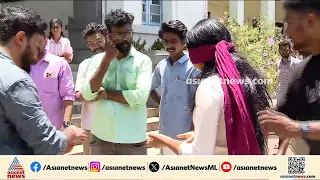 'മോഹനൻ കുന്നുമ്മലിന് പൊട്ട് കുത്താം; പ്രതീകാത്മക പ്രതിഷേധവുമായി എസ് എഫ് ഐ