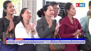 Son Excellence Dr Pich Chanmony  dirige l'équipe de jeunes médecins volontaires...