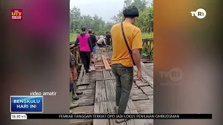 JEMBATAN DESA SURO BALI DIPERBAIKI POLISI