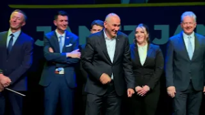 Regionalno, Slovenija: Politični boj pred volitvami ostaja izenačen