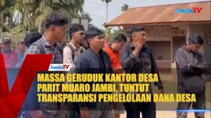 MASSA GERUDUK KANTOR DESA PARIT MUARO JAMBI, TUNTUT TRANSPARANSI PENGELOLAAN DANA DESA