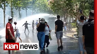 Klan News - Protesta kthehet në dhunë