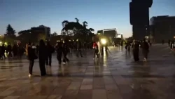 Protestuesit shpërndahen në rrugët e Tiranës/ "Luftë" në sheshin “Skënderbej”