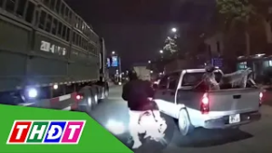 Tìm tài xế xe bán tải chèn ép người đi xe máy ngã xuống đường | THDT