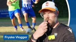 Een voetbalwedstrijd fluiten als vrijwilliger voor SC Feanwâlden | Fryske Vlogger