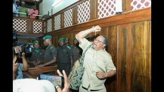 MPINA NA VIONGOZI WA CHADEMA WAUNGANA MAHAKAMANI LISSU AKIPANDISHWA KIZIMBANI KESI YA UHAINI