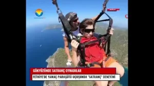 Paraşütle satranç oynadı