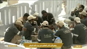 لحظة إفطار الصائمين في المسجد الحرام بمكة المكرمة، في مشهد إيماني وروحاني.