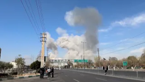 Nuova ondata di ATTACCHI ISRAELIANI A TEHERAN: la colonna di fumo sull'autostrada