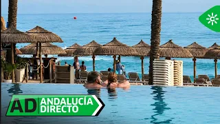 Andalucía Directo | Infinity pool and Balinese beds facing the Mediterranean in Marbella