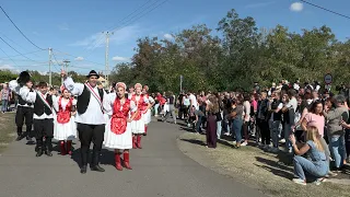 SZÜRETI FELVONULÁS A FALUBAN