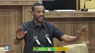 Senator. Xasan Daahir "Cirada waa digniinta geerida, Xasan Sheekh, Axmed Madoobe iyo Xamse Aaqiro