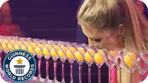 Versteckte Talente - kann Annika mindestens 25 Bälle mit ihrer Zunge aus Gläsern holen? | SAT.1