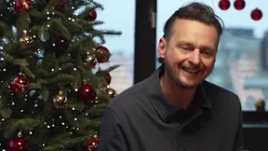 KVS-directeur Michael De Cock over 2025: 'Brussel regisseert zijn eigen stilstand' | BRUZZ